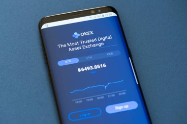 Girne, Kıbrıs - 19 Eylül 2018: modern smartphone üstünde perde Okex cryptocurrency exchange mobil uygulaması.