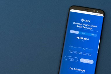 Girne, Kıbrıs - 19 Eylül 2018: modern smartphone üstünde perde Okex cryptocurrency exchange mobil uygulaması.