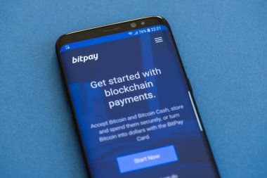 Girne, Kıbrıs - 17 Eylül 2018: Bitpay akıllı telefon ekranında görüntülenen Web sitesi. BitPay genel bitcoin ödeme hizmeti sağlayıcısı olduğunu