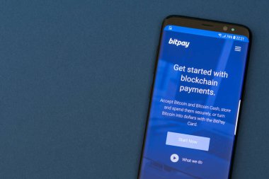 Girne, Kıbrıs - 17 Eylül 2018: Bitpay akıllı telefon ekranında görüntülenen Web sitesi. BitPay genel bitcoin ödeme hizmeti sağlayıcısı olduğunu