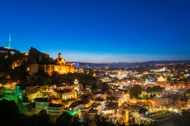 Güzel panoramik Tbilisi alacakaranlıkta. 