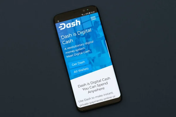 Girne Kıbrıs Eylül 2018 Modern Smartphone Ekranda Dash Cryptocurrency Web — Stok fotoğraf