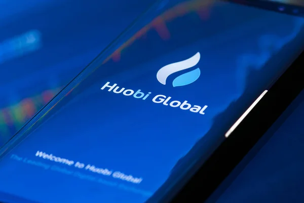 2018年9月21日 Huobi 全球移动应用智能手机运行 Huobi 市场上最大的 Cryptocurrency 交易之一 — 图库照片