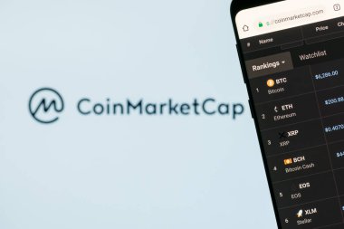 Girne, Kıbrıs - 14 Ekim 2018: Madeni para pazar kap ana sayfa üstünde smartphone perde. Coinmarketcap çeşitli cryptocurrencies büyük ve küçük harf izlemek için bir Web sitesidir