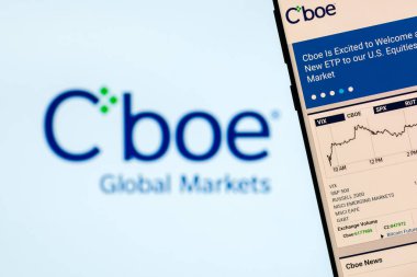 Girne, Kıbrıs 8 Ekim 2018: akıllı telefon ekranında görüntülenen Şikago kurulu seçenekleri Borsası'nda (Cboe) Web sitesi.
