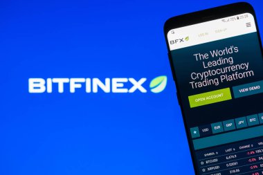 Girne, Kıbrıs - 8 Ekim 2018: Bitfinex akıllı telefon ekranında görüntülenen Web sitesi. Bitfinex ticaret platformu bir cryptocurrency olduğunu.