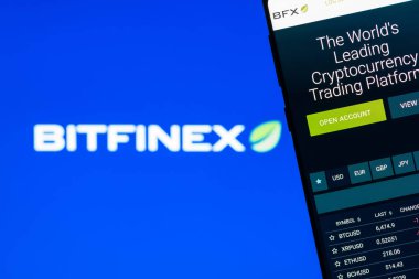 Girne, Kıbrıs - 8 Ekim 2018: Bitfinex akıllı telefon ekranında görüntülenen Web sitesi. Bitfinex ticaret platformu bir cryptocurrency olduğunu.