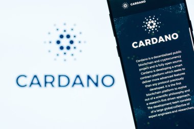 Girne, Kıbrıs - 8 Ekim 2018: Cardano smartphone ekranında görüntülenen Web sitesi. Ada olduğunu bir adem-i merkeziyetçi, açık kaynak kodlu, genel blockchain Protokolü ve cryptocurrency projesi.