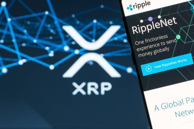 Girne, Kıbrıs - 5 Ekim 2018: Dalgalanma (Xrp) Web sitesinde smartphone ekran. Dalgalanma cryptocurrency ve havale ağdır.