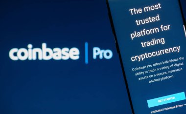 Girne, Kıbrıs 05 Ekim 2018: Coinbase Pro smartphone ekranında görüntülenen Web sitesi. CoinBase Pro bireyler için profesyonel bir ticaret platformu olduğunu.