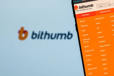 Girne, Kıbrıs - 5 Ekim 2018: Bithumb Web sitesi akıllı telefon ekranında. Bithumb en büyük cryptocurrency exchange tarafından günlük işlem hacmi biridir