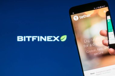 Girne, Kıbrıs - 3 Ekim 2018: arka plan üzerinde bulanık Bitfinex logolu smartphone ekranında görüntülenen urgan cryptocurrency Web sitesi