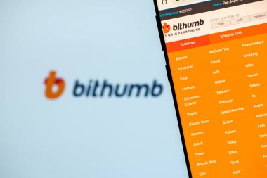 Girne, Kıbrıs - 5 Ekim 2018: Bithumb Web sitesi akıllı telefon ekranında. Bithumb en büyük cryptocurrency exchange tarafından günlük işlem hacmi biridir