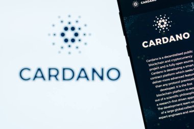 Girne, Kıbrıs - 8 Ekim 2018: Cardano smartphone ekranında görüntülenen Web sitesi. Ada olduğunu bir adem-i merkeziyetçi, açık kaynak kodlu, genel blockchain Protokolü ve cryptocurrency projesi.