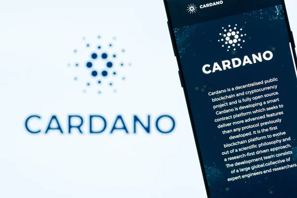 키프로스 2018 카르다노 웹사이트 스마트폰 화면에 됩니다 Ada는 Blockchain 프로토콜 — 스톡 사진