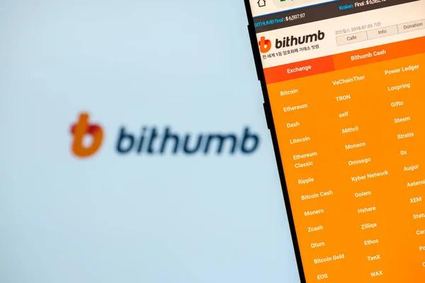 スマート フォンの画面上のキレニア キプロス 2018 Bithumb のウェブサイト Bithumb 毎日の取引量によって最大 Cryptocurrency 取引所の — ストック写真