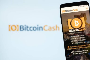 Girne, Kıbrıs - 8 Kasım 2018: Bitcoin nakit smartphone ekranında görüntülenen Web sitesi. Bitcoin nakit cryptocurrency ve ödeme bir ağdır.