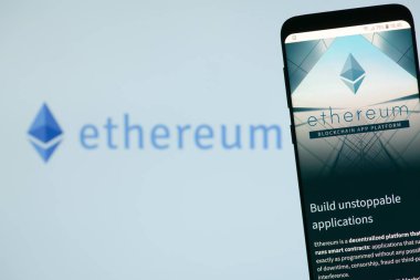 Girne, Kıbrıs - 14 Kasım 2018: akıllı telefon ekranında görüntülenen resmi web sitesi Ethereum proje. Etherem bilgi işlem platformu ve işletim sistemi tabanlı bir açık kaynak genel blockchain dağıtılmış olduğunu