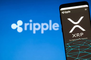 Girne, Kıbrıs - 8 Kasım 2018: Dalgalanma (Xrp) Web sitesinde smartphone ekran. Dalgalanma cryptocurrency ve havale ağdır.