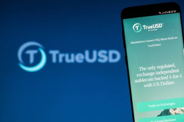 Girne, Kıbrıs - 21 Eylül 2018: smartphone ekranda Truusd (Tusd) cryptocurrency Web sitesi.