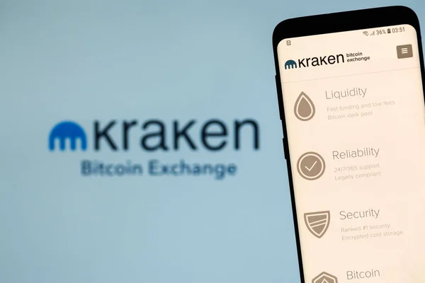 キレニア キプロス 2018 クラーケン Bitcoin 取引所ウェブサイト スマート フォンの画面に表示されます — ストック写真