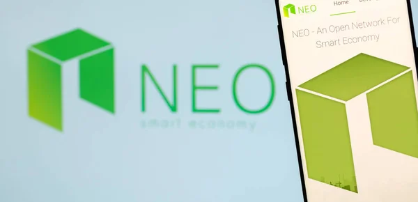塞浦路斯凯里尼亚 2018年11月14日 智能手机屏幕上显示的新网站 Neo 是一个区块链平台和加密货币 旨在构建一个可扩展的分散应用程序网络 — 图库照片