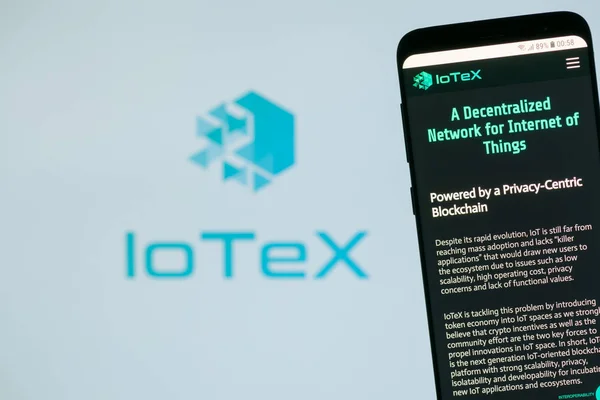 キレニア キプロス 2018 Iotex Iotx Cryptocurrency のウェブサイトがスマート フォンの画面に表示されます — ストック写真