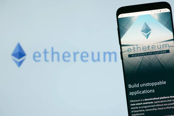 키프로스 2018 웹사이트 프로젝트 스마트폰 화면에 됩니다 Etherem은 Blockchain를 기반으로 — 스톡 사진