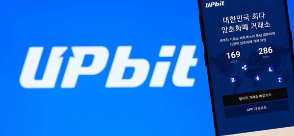 키프로스 2018 Upbit Bitcoin Cryptocurrency 웹사이트는 스마트폰 화면에 — 스톡 사진