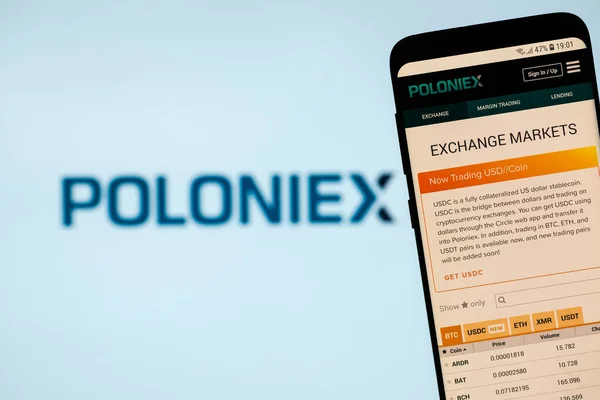 キレニア キプロス 2018 Poloniex Cryptocurrency 取引所のウェブサイトがスマート フォンの画面に表示されます — ストック写真