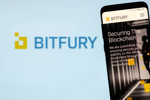 2018 스마트폰 디스플레이에 Bitfury 웹사이트 Bitfury는 Blockchain Bitcoin Blockchain에 하드웨어 — 스톡 사진