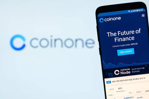 키프로스 2018 Coinone Bitcoin Cryptocurrency 웹사이트는 스마트폰 화면에 — 스톡 사진