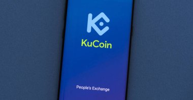 Girne, Kıbrıs - 21 Haziran 2019: Kucoin kripto değişim sitesi akıllı telefon ekranında görüntülendi.