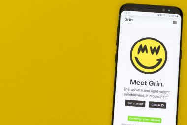 Girne, Kıbrıs - 21 Haziran 2019: Akıllı telefon ekranında grin kripto para birimi web sitesi görüntülendi. Grin, Mimblewimble protokolüne dayanan bir gizlilik kripto para birimidir. 