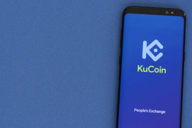 Girne, Kıbrıs - 21 Haziran 2019: Kucoin kripto değişim sitesi akıllı telefon ekranında görüntülendi.