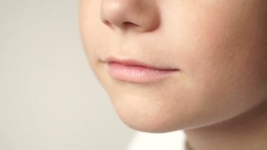 Kısa konuşuyor sonra çocuk gülümsüyor.