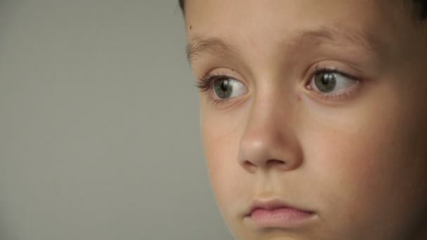 Retrato de un chico de cerca. Sonido de lluvia — Vídeos de Stock