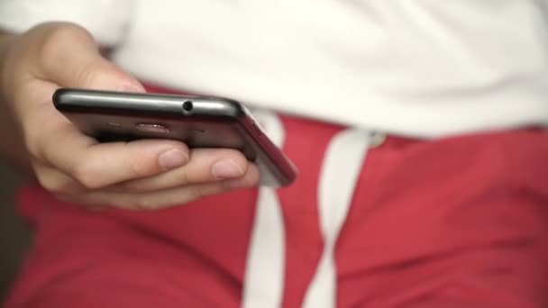 Närbild barn händer med en telefon. pojke med telefon. — Stockvideo