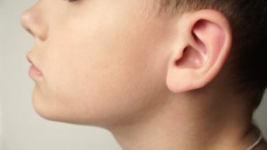 Childs'ın yüzünün sol tarafı. Kulak yakın çekim olduğunu.