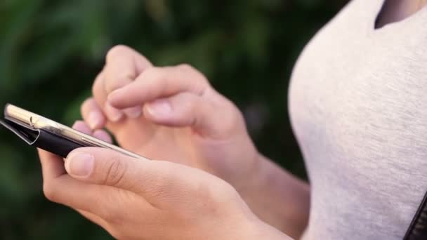 Wijsvinger met behulp van slimme telefoon — Stockvideo