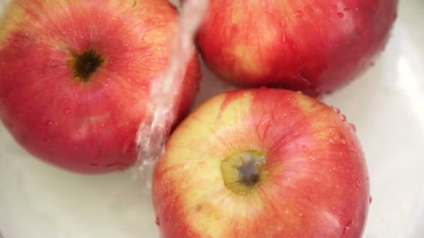 Красное, спелое яблоко полито, крупным планом — стоковое видео