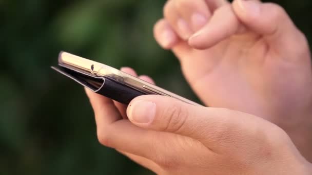 Wijsvinger met behulp van slimme telefoon — Stockvideo