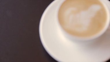 Beyaz bir bardak krem şanti ile kahve