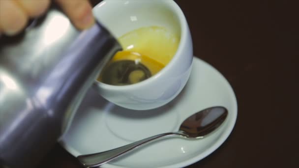Barista vylévá čerstvé mléko do kávy. Cappuccino. — Stock video