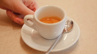 Bir profesyonel kahve makinesi kullanılarak yapılan en yüksek kalitede İtalyanca, Espresso kahve