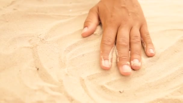 Une femme caressant son sable de mer propre — Video