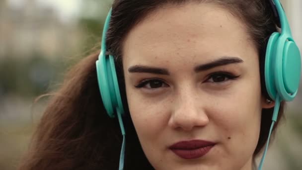 Дівчина Слухає Музику Навушниках — стокове відео