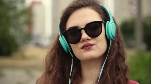 Menina Ouvindo Música Fones Ouvido — Vídeo de Stock