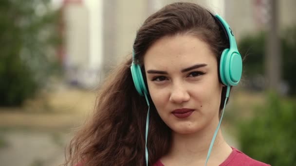 Gadis Yang Mendengarkan Musik Headphone — Stok Video