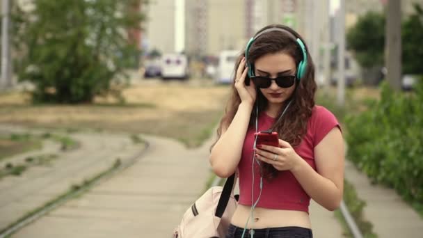 Menina Ouvindo Música Fones Ouvido — Vídeo de Stock